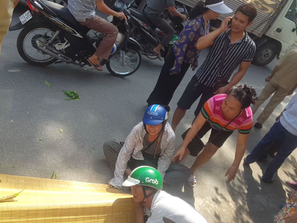 Hà Nội: Người nhà khóc ngất bên cạnh thi thể người đàn ông bị tàu hỏa tông khi lao qua đường ray