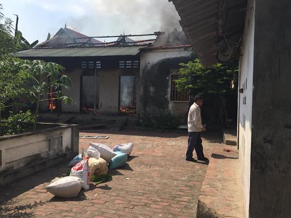 Nam thanh niên say rượu, đốt nhà xong gọi hàng xóm dập lửa rồi lăn ra ngủ