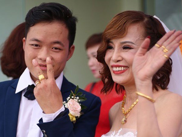 Sau nửa tháng kết hôn, chú rể 26 tuổi tấm tắc khen vợ 61: 'Cô ấy là người hoàn hảo nhất tôi từng gặp'