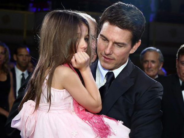 Tom Cruise vẫn từ chối gặp gon gái ruột Suri dù được cho phép ở bên bé 10 ngày mỗi tháng?