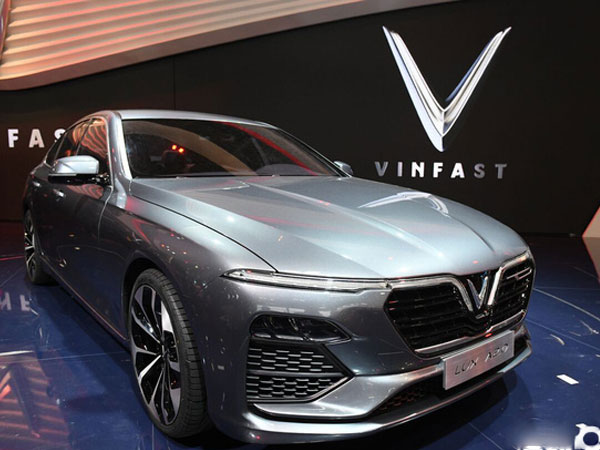 VinFast vừa chơi 'tất tay' tại Paris Motor Show, giờ sẽ chọn chiến lược giá nào để thắng tại thị trường Việt: Xe hơi chất lượng ngang BMW mà giá chỉ tầm Mazda?