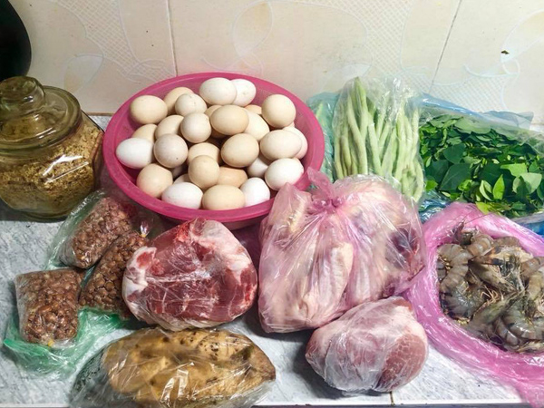 Con gái lấy chồng xa 300km vẫn được nhà ngoại 'tiếp tế', suốt 7 năm chỉ ăn gà nhà nuôi rau nhà trồng