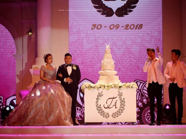 Đám cưới siêu khủng ở Đà Nẵng: Thuê nhà thi đấu có sức chứa hơn 7.000 khách, mời dàn ca sĩ nổi tiếng Đàm Vĩnh Hưng, Dương Triệu Vũ