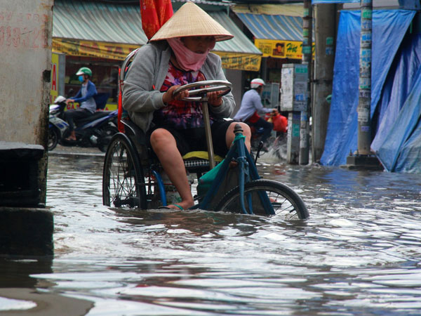 Đường Sài Gòn ngập sâu 3 ngày, nước chưa rút