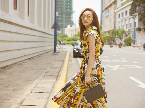 Ngân Khánh diện đồ hiệu dạo phố Sài Gòn