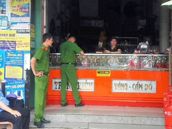 Thanh niên liều lĩnh cướp tiệm vàng, bị người dân bắt giữ ngay sau đó