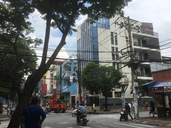 TP.HCM: Trụ điện phát nổ trong khu dân cư, người dân tháo chạy hoảng loạn
