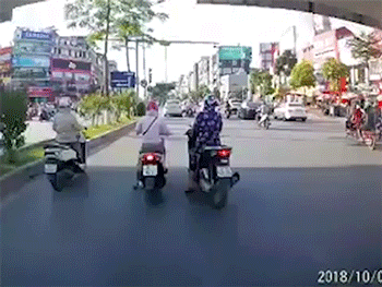 Video: Ba chị ninja rủ nhau dàn hàng ngang chờ đèn đỏ kết hợp tránh nắng, tài xế ô tô bấm còi xin đi cũng không nhường