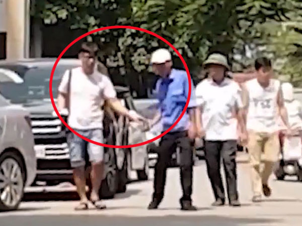 VIDEO: Ai làm ngơ để bãi xe không phép chăng dây, thu phí khắp Hà Nội?