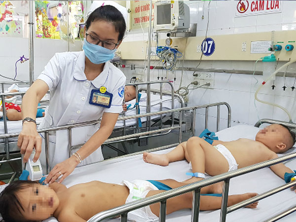 Y bác sĩ ăn mì gói để kịp cấp cứu nhiều bệnh nhi tay chân miệng