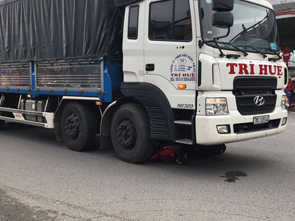 Bị xe tải cuốn vào gầm, bé gái cùng mẹ tử vong tại ngã tư ở Sài Gòn