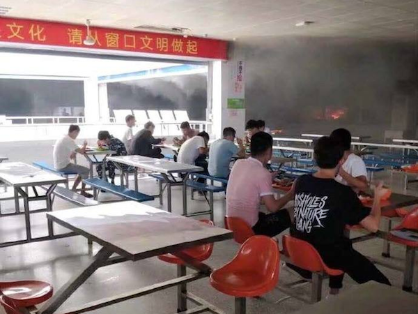 Trời đánh tránh bữa ăn: Căng tin trường bốc cháy dữ dội, sinh viên vẫn bình thản ngồi ăn hết cơm cho đỡ phí