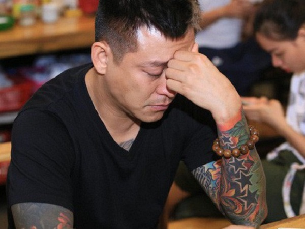 Tuấn Hưng khóc nức nở khi bất ngờ bị hủy liveshow kỉ niệm 20 năm ca hát ngay trong sinh nhật
