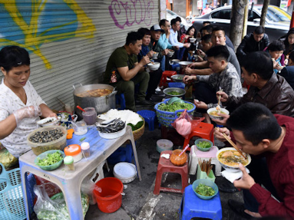 Vi phạm kinh doanh thức ăn đường phố: Tăng mức phạt e vẫn khó