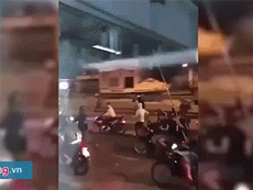 Hai nhóm thanh niên hỗn chiến náo loạn đường phố Sài Gòn