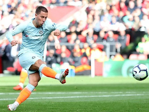 Hazard ghi bàn, Chelsea lên đầu bảng Ngoại hạng Anh
