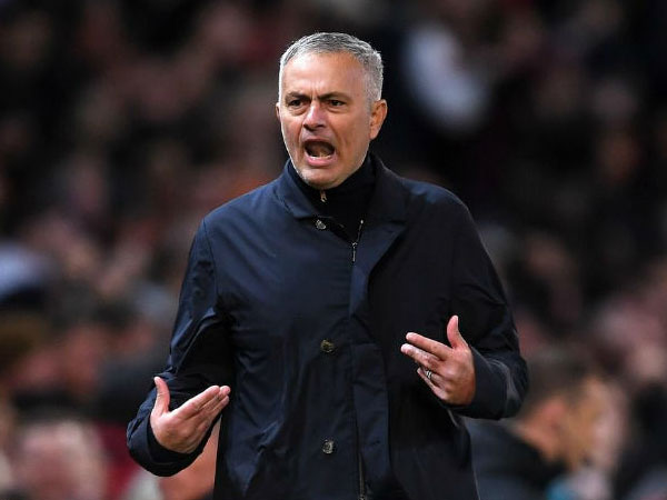 MU ngược dòng: Mourinho chê học trò yếu đuối & bị nghi chửi phóng viên