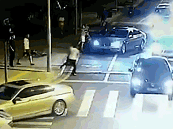 Nhóm đối tượng đi ôtô, cầm dao dài 50cm chém người ngay giữa đường