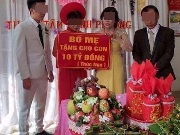 Cô dâu chú rể và tấm biển quà cưới 'tặng 10 tỷ đồng' gây tranh cãi mạng xã hội