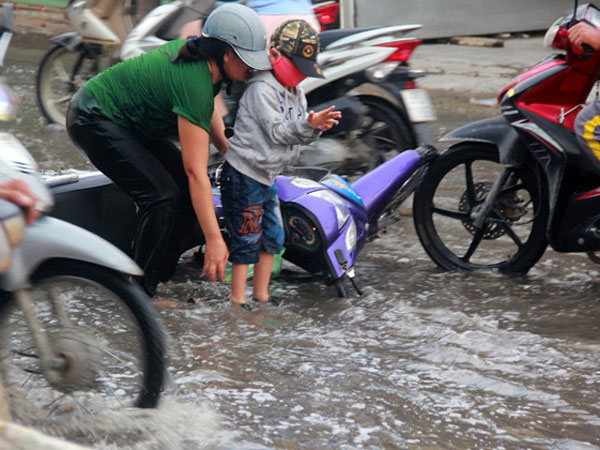 Đỉnh triều cường ở Sài Gòn vượt mức báo động 3
