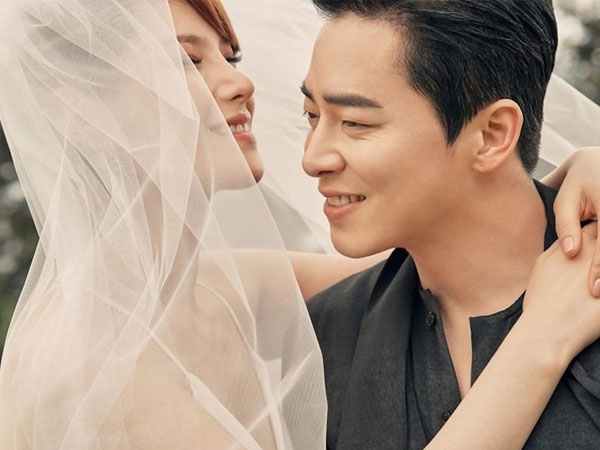 Nữ ca sĩ 'Hậu duệ mặt trời' và tài tử Jo Jung Suk tuyên bố đã kết hôn, lên top 1 Naver với bộ ảnh cưới đẹp ngất ngây