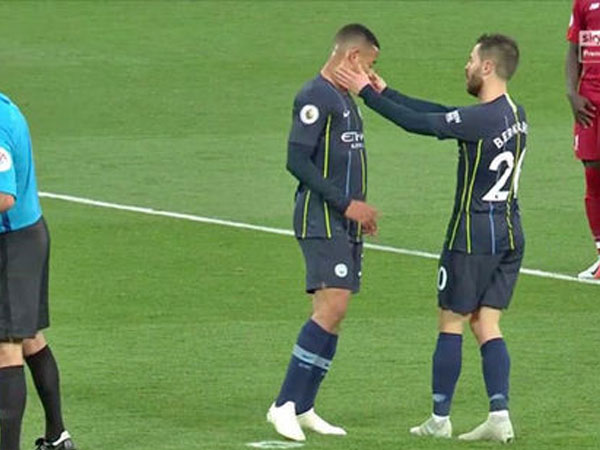Pep Guardiola xin lỗi khi Jesus bị đồng đội lấy quả penalty