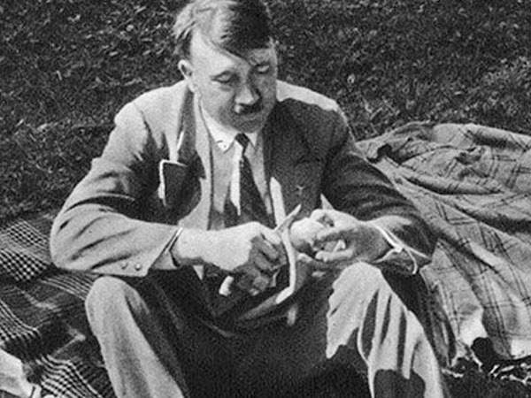 Sốc: Trùm phát xít Hitler là người đồng tính?!