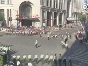 TQ: Binh lính lập 'hàng rào sống' để điều khiển giao thông