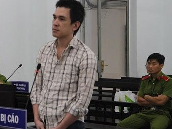 Vợ không dỗ con khóc bị chồng đâm chết