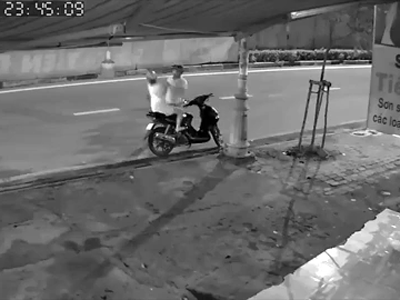 Xuất hiện clip người đàn ông ăn mặc lịch lãm bạo hành phụ nữ dã man trên vỉa hè khiến cộng đồng mạng phẫn nộ