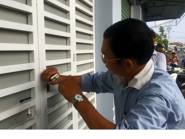 Bị kiểm tra bất ngờ, nhân viên công ty mỹ phẩm khóa cửa, đuổi công an ra ngoài