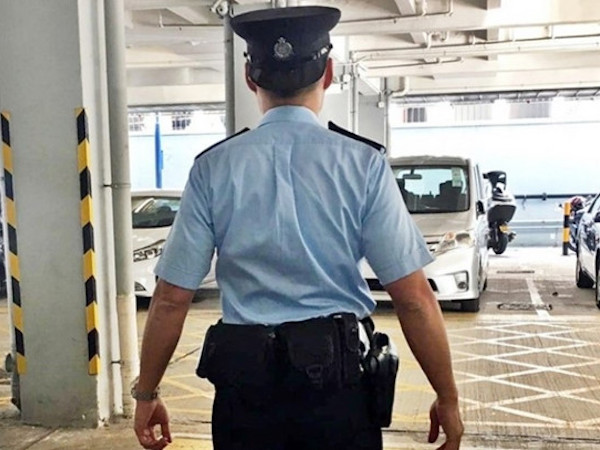 Cảnh sát Hong Kong truy tìm sĩ quan đội mũ ngược