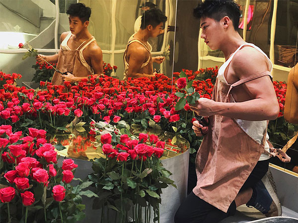 Chủ shop hoa bị nhầm là Idol vì đã điển trai lại còn có cơ bụng 6 múi