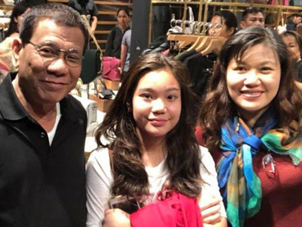 Du hí Hồng Kông không đúng lúc, ông Duterte hứng bão chỉ trích