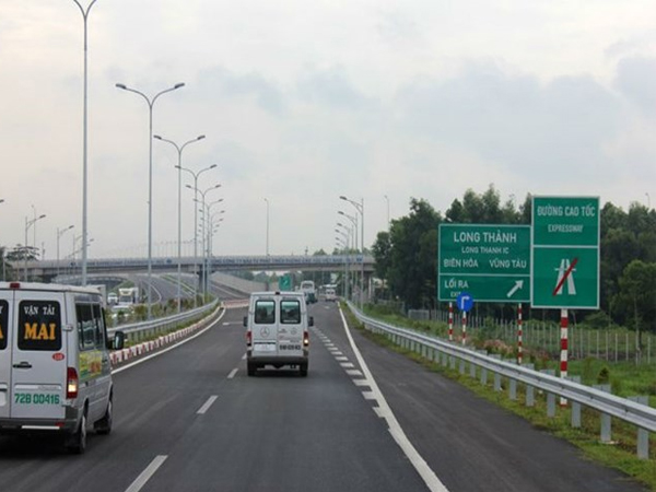 Giả xe cứu thương còn đánh nhân viên thu phí đường cao tốc