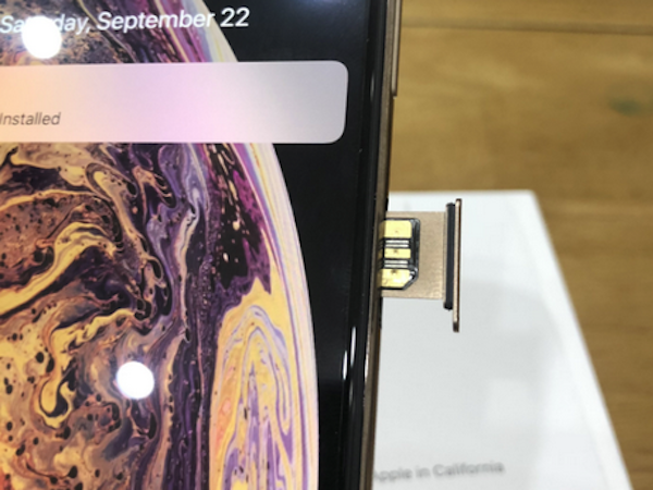 iPhone Xs khóa mạng hút khách nhờ đoạn mã 'thần thánh'