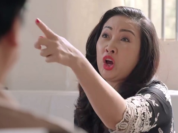 Không ăn được thì đạp đổ, mẹ Công chạy đến tận nhà bà Mai mắng Hương ngoại tình