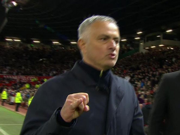 Mourinho bị FA 'sờ gáy' vụ chửi tục vào máy quay