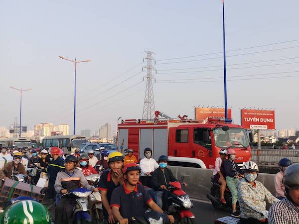 Người phụ nữ thuê xe ôm lên cầu Sài Gòn nhảy sông tự tử