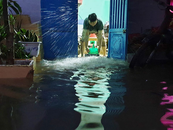 Người Sài Gòn mất ngủ, trắng đêm canh triều cường