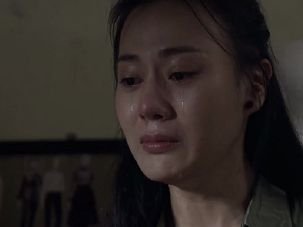 Phim Quỳnh Búp Bê tập 16: Quỳnh khóc lóc kể về quá khứ bị cha ruột cưỡng hiếp và mẹ đuổi khỏi nhà