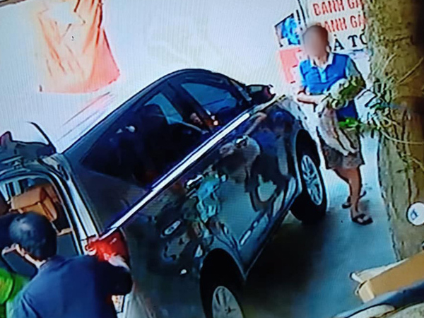 Thanh niên đi xế hộp tiện tay bế trộm chó: 'Là người yêu động vật'