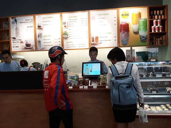 Từ việc The Coffee House nhận vài nghìn đơn hàng online mỗi ngày đến cuộc chiến 'đẫm máu' trên thị trường giao đồ ăn của GrabFood, Now và Lala
