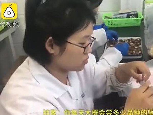 Video Xuất hiện nghề ăn vặt, ngồi ăn cả ngày kiếm 34 triệu đồng/tháng