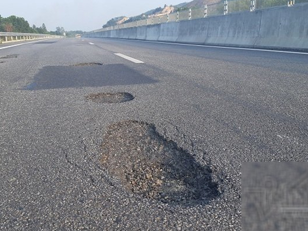 Cao tốc 34.000 tỷ chi chít ổ gà: 'Tại cơn mưa đầu mùa'