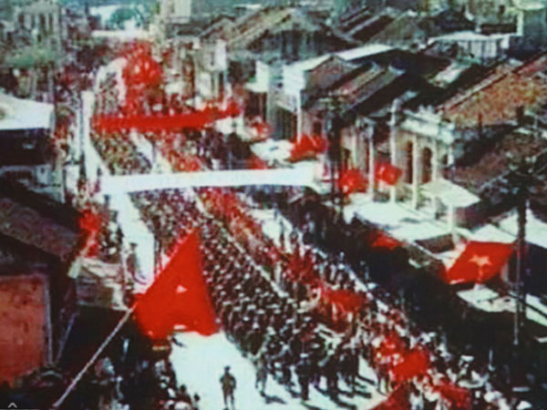 Cờ hoa đỏ rợp trời ngày giải phóng Thủ đô 64 năm về trước