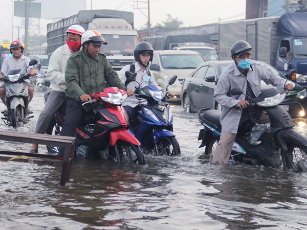 Công nhân trễ giờ làm vì triều cường dâng khắp Sài Gòn