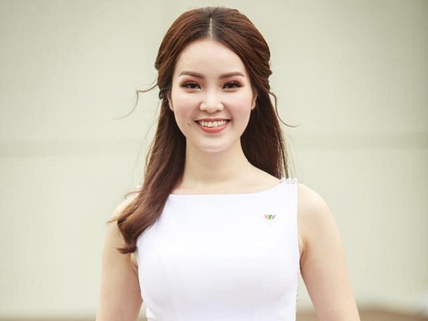 Đau tê tái khi ngã ngay trên sóng trực tiếp, BTV Thụy Vân vẫn cắn răng giữ thần thái Á hậu
