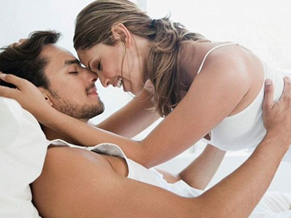 Khi mưa gió sấm chớp có cần kiêng 'chuyện ấy'?