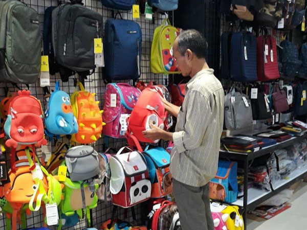 Người cha nghèo mua balo mừng sinh nhật con gái 7 tuổi và câu chuyện phía sau khiến ai biết được cũng rơi lệ